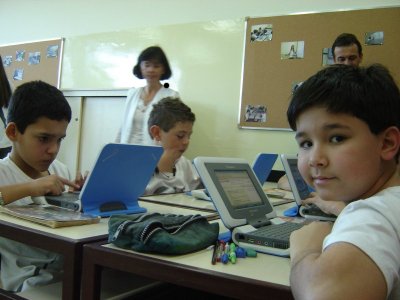 Criança usando o Classmate PC