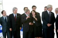 Presidente Lula e comitiva vêem TV no celular