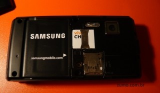 V820L: sem a tampa da bateria, slot para cartão microSD, SIM card e a bateria