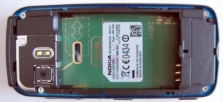 5800 sem a bateria: o SIM card precisa ser empurrado pela fresta à esquerda