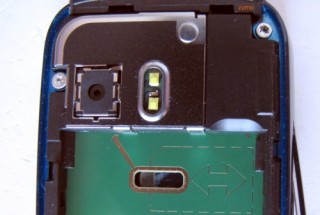5800 e o SIM card; tem até uma indicação de onde empurrar o cartão com a caneta stylus