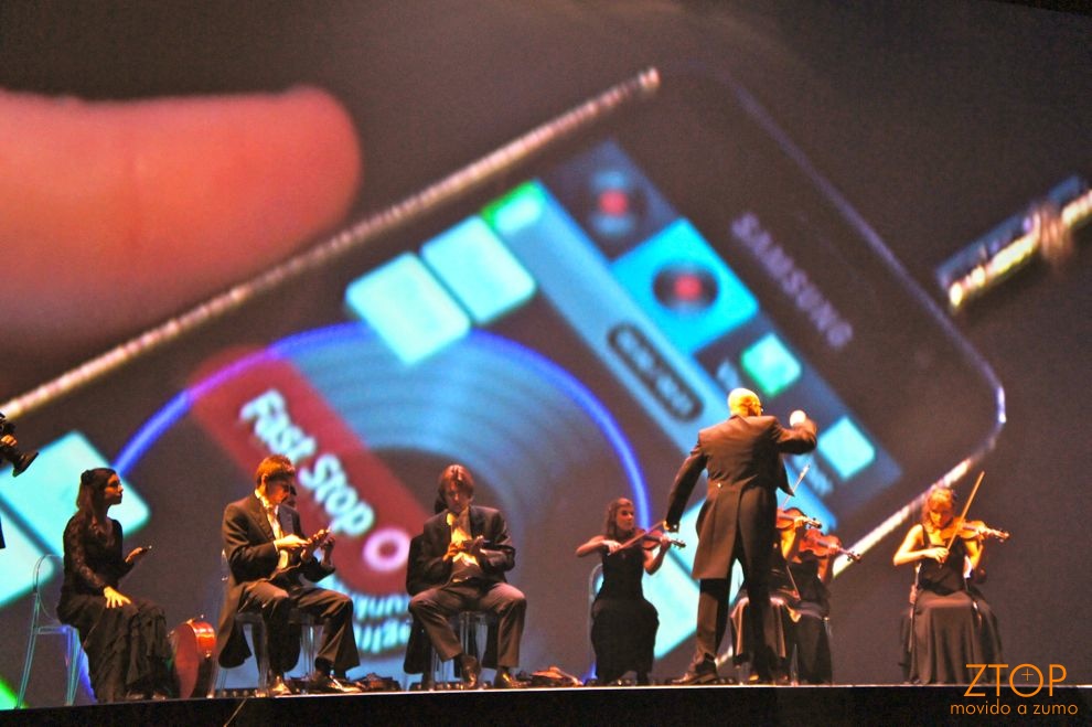 Uma  orquestra tocou com violinos e... Galaxy S e Galaxy Tab