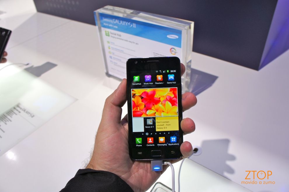 Samsung Galaxy S II na mão: tela AMOLED Plus incrível, aparelho muito fino e leve