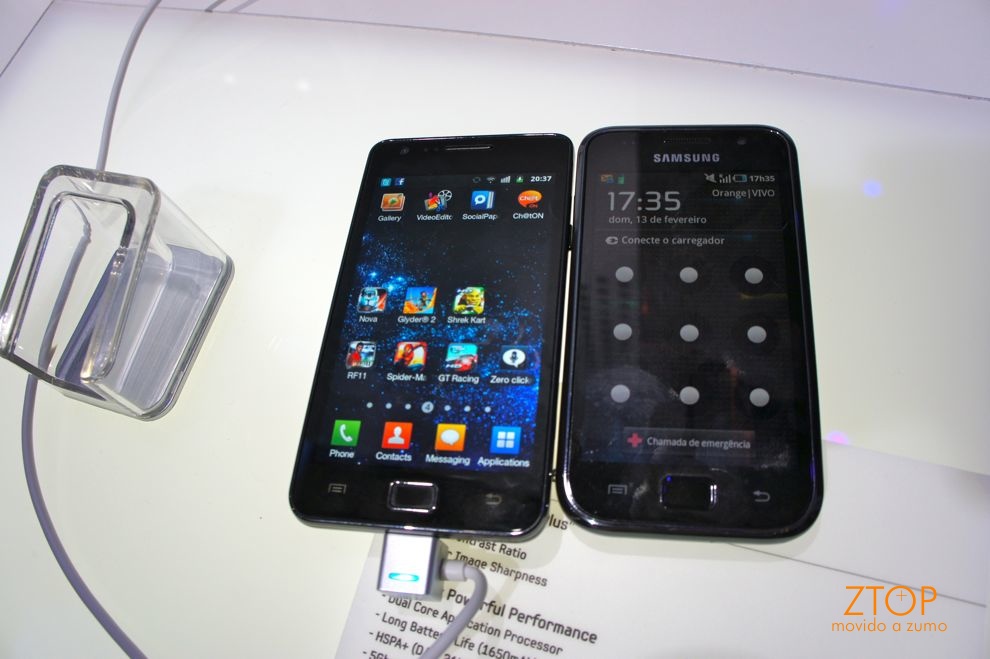 Galaxy S ao lado do Galaxy S II, vistos de frente