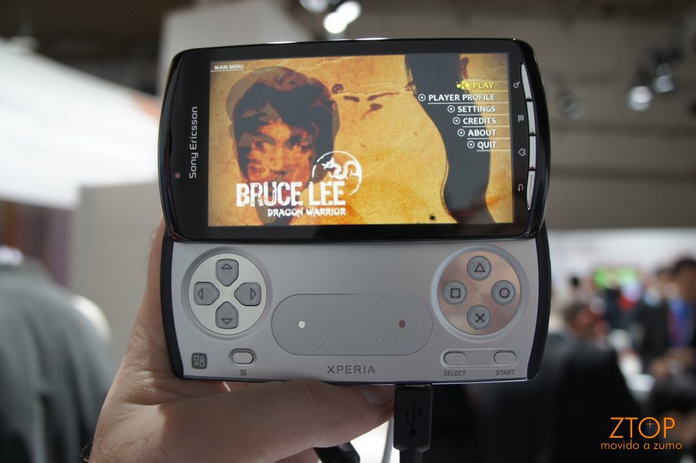 PSP Go vs Xperia play - Lado a lado Rodando PS1!! 