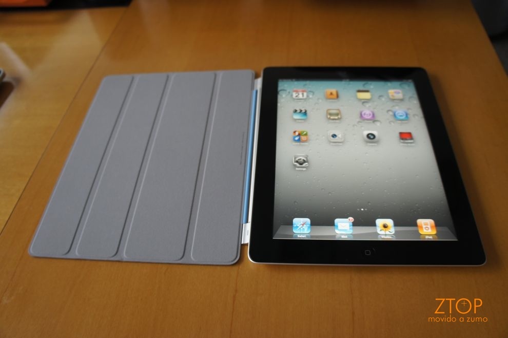 Smart Cover aberta: mantém a tela do iPad 2 limpa, mas pode deixar marcas de uso