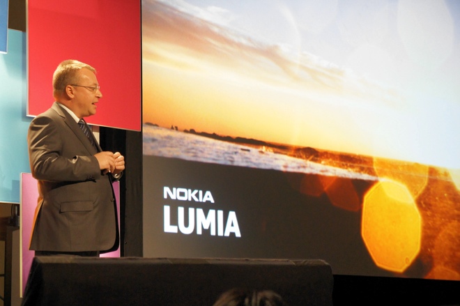 Stephen Elop, CEO da Nokia, durante o lançamento do Lumia 900 na CES 2012