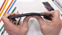 JerryRigEverything dobra o Asus ROG Phone 5 (reprodução/YouTube)